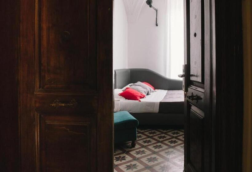 غرفة قياسية, Agatha Cosy