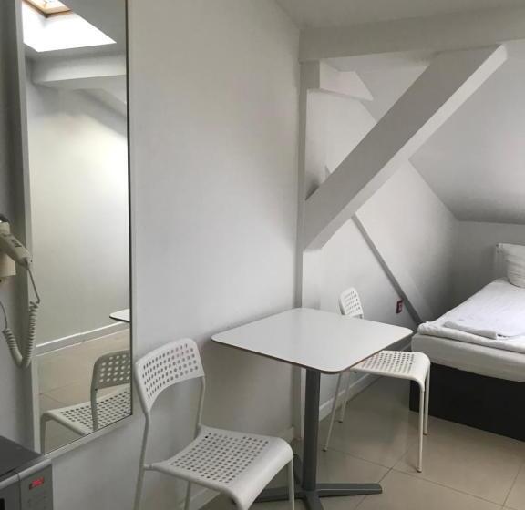 Quarto Individual Basic, Hoża Apartments And Rooms