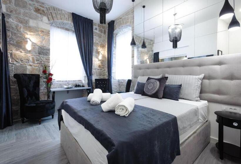 اتاق لوکس با تخت بزرگ, Irini Luxury Rooms
