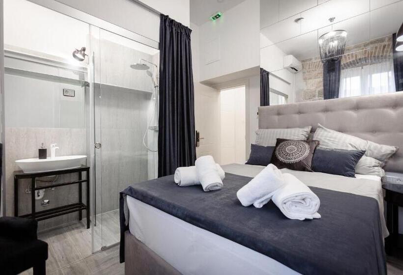 اتاق استاندارد, Irini Luxury Rooms