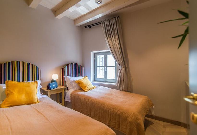 Deluxe Suite Sea View, The Melegran