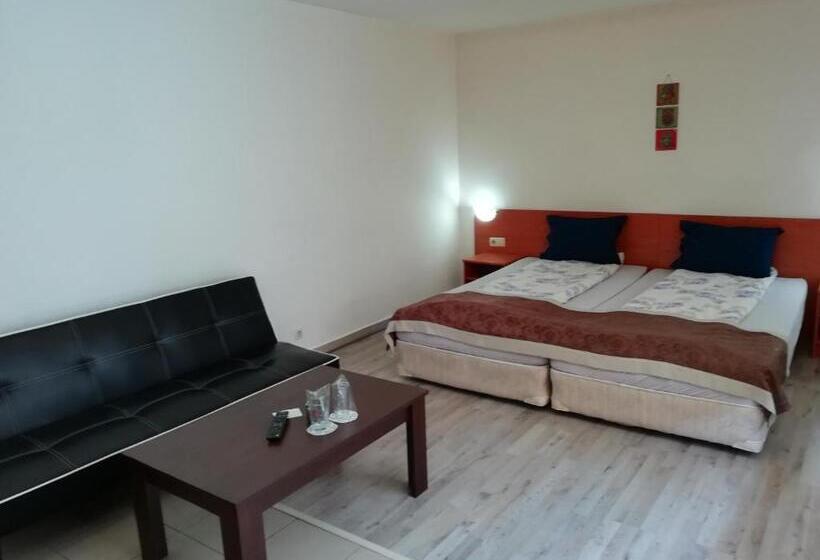 سوئیت جونیور خانوادگی, Guest House Lila