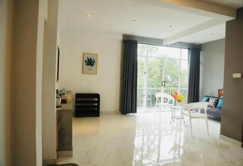 اتاق لوکس با بالکن, Kandy Hill Villa
