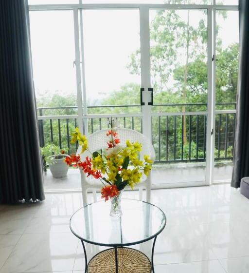 اتاق لوکس با بالکن, Kandy Hill Villa