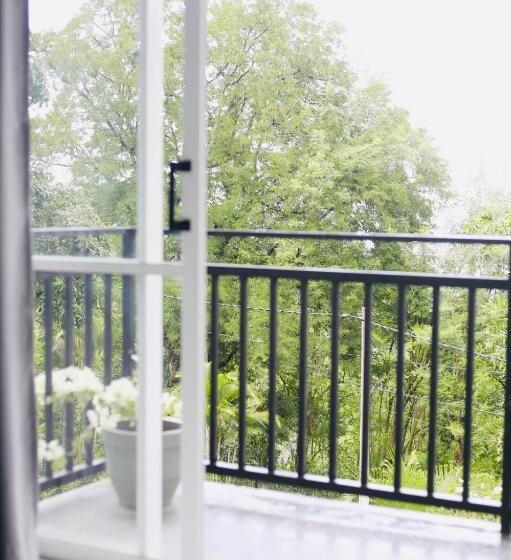 اتاق لوکس با بالکن, Kandy Hill Villa