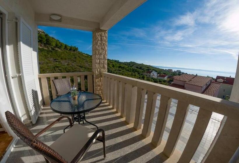 اتاق لوکس با بالکن و چشم‌انداز دریا, White Stone Villa 43