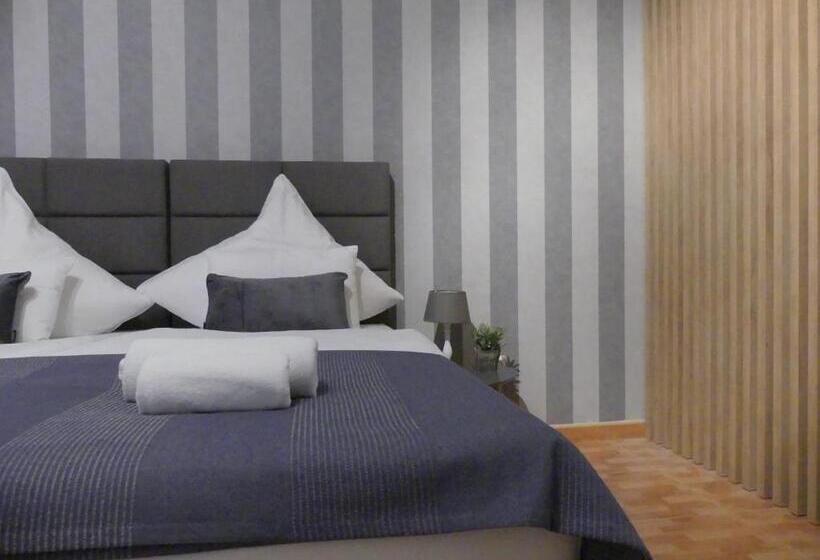 اتاق لوکس با بالکن و چشم‌انداز دریا, White Stone Villa 43