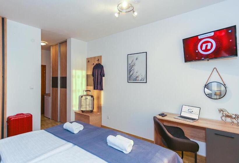 اتاق لوکس با بالکن و چشم‌انداز دریا, White Stone Villa 43