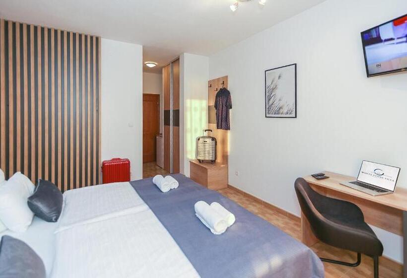اتاق لوکس با بالکن و چشم‌انداز دریا, White Stone Villa 43