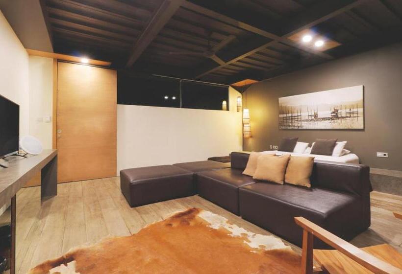 استودیوی لوکس, Clio Apartment
