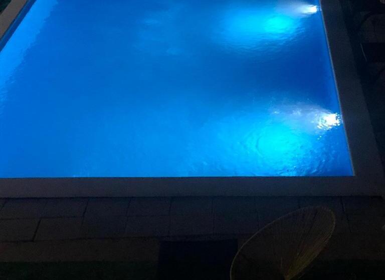 استودیوی لوکس, Vila Hana