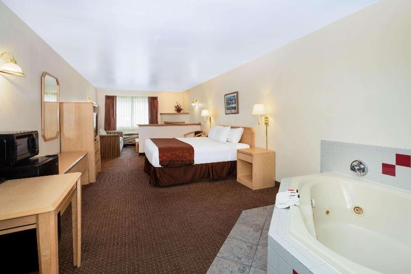 Люкс Deluxe Кровать Кинг, Inn At Lander, Travelodge By Wyndham