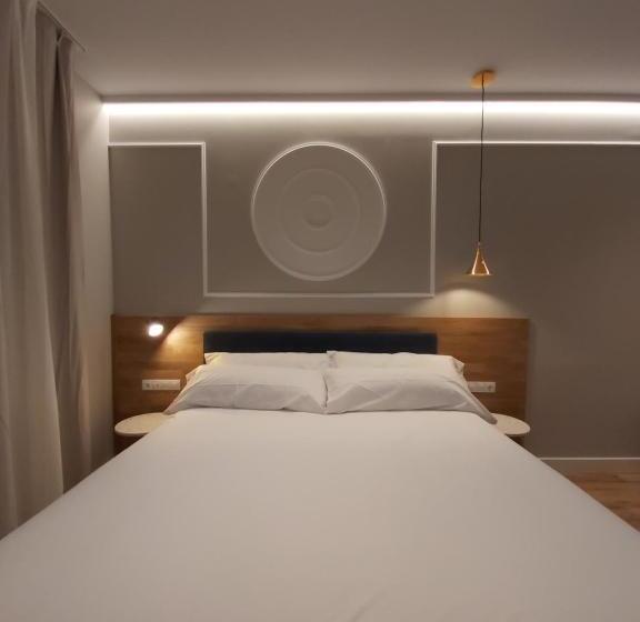 اتاق سوپریور با تخت بزرگ, Habital Suites