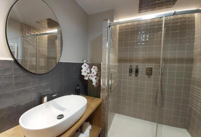 اتاق لوکس با تخت بزرگ, Habital Suites