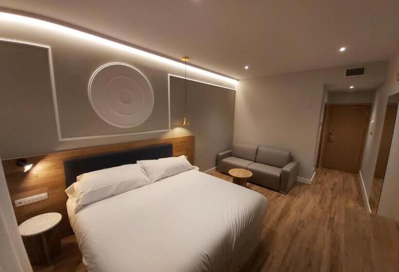 اتاق لوکس با تخت بزرگ, Habital Suites