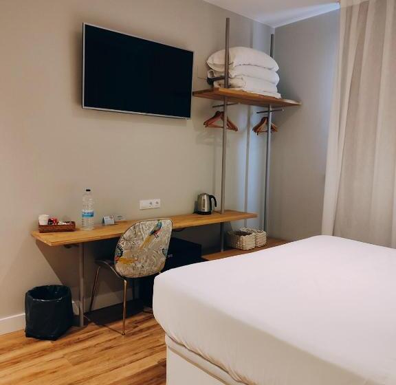 اتاق سوپریور با تخت بزرگ, Habital Suites