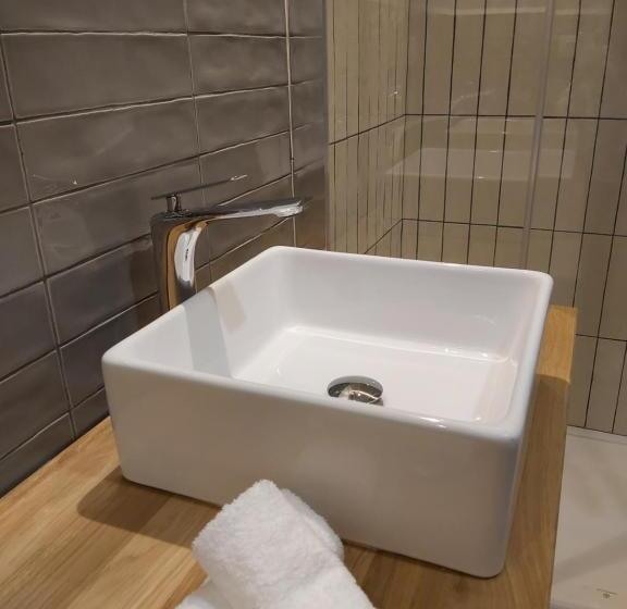 اتاق لوکس با تخت بزرگ, Habital Suites