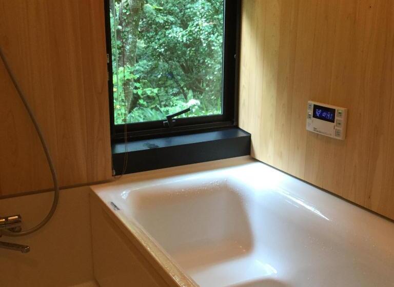 اتاق استاندارد چهارنفره با بالکن, Guesthouse Kazura