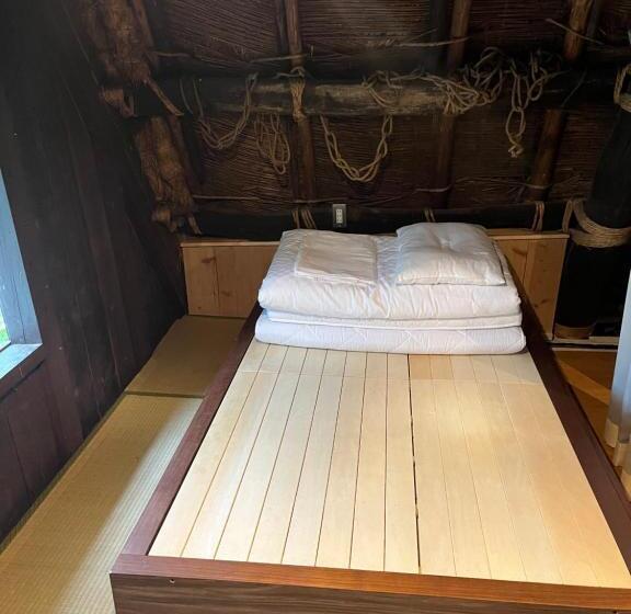تختخواب در اتاق مشترک, Guesthouse Kazura