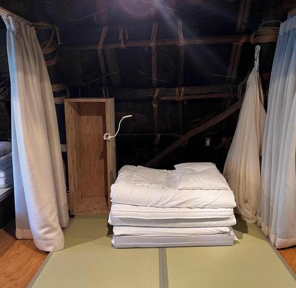 تختخواب در اتاق مشترک, Guesthouse Kazura