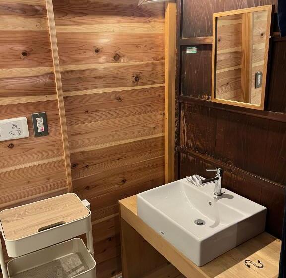 تختخواب در اتاق مشترک, Guesthouse Kazura