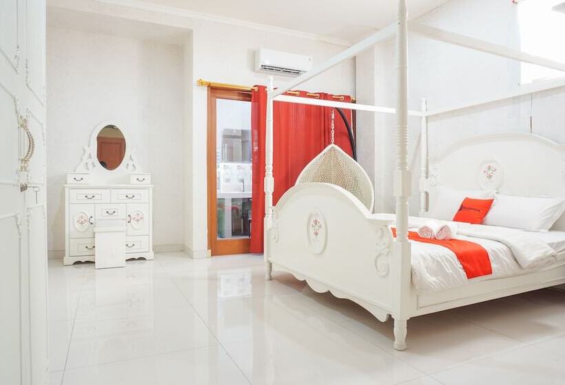 Номер Deluxe, Reddoorz Near Kemang Square