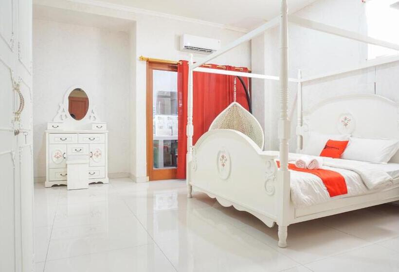 Номер Deluxe, Reddoorz Near Kemang Square