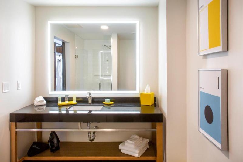 适合残疾人士使用的带超级大床的标准间, Indigo Seattle Everett Waterfront Place, An Ihg