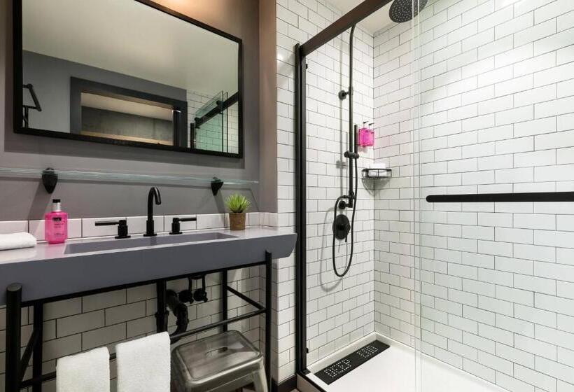 스탠다드 룸 강 전망, Moxy Boston Downtown