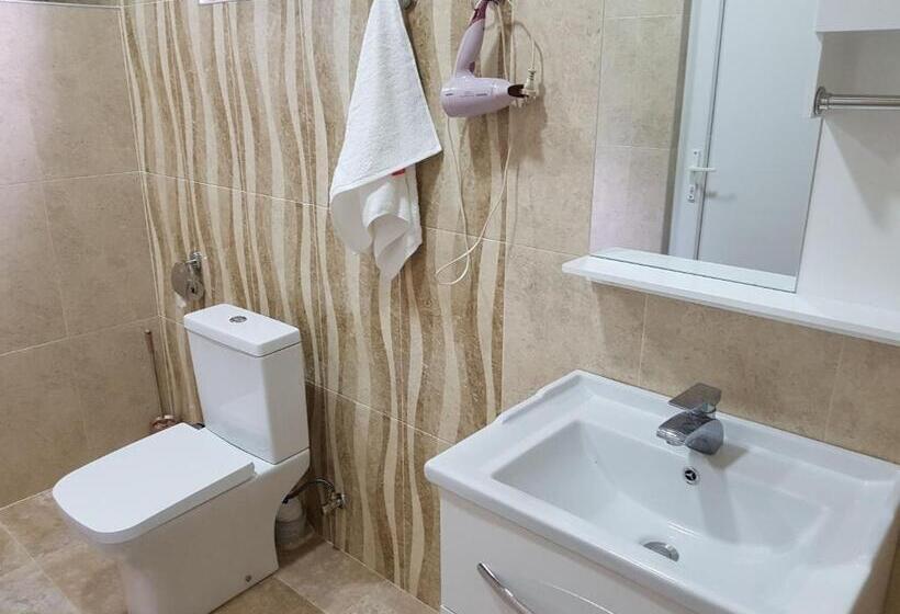 Economy Triple Room, Villalia