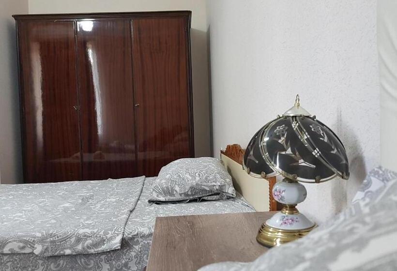 Economy Triple Room, Villalia