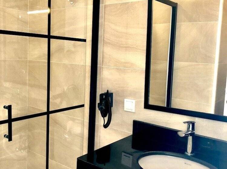 اتاق استاندارد با چشم‌انداز استخر, Victoria Hotel And Lounge