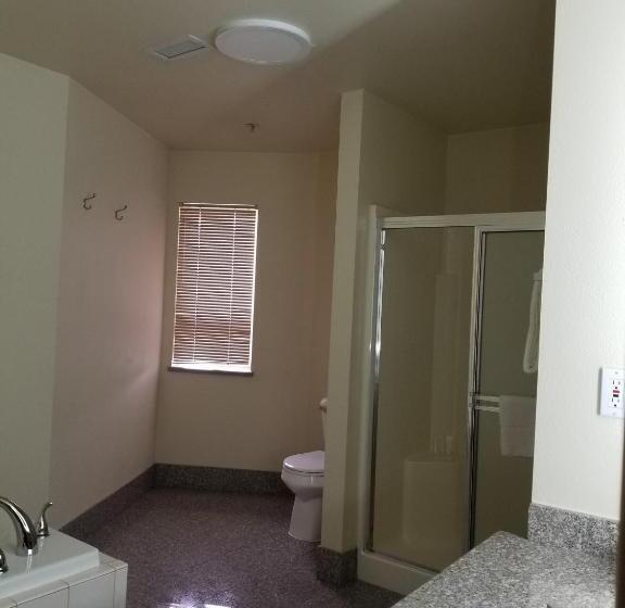 سوئیت با تخت بزرگ, Cedars Inn