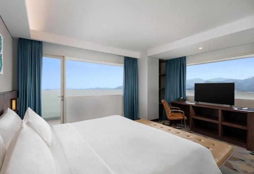キングサイズベッドのエクゼクティブルーム, Golden Tulip Springhill Lampung
