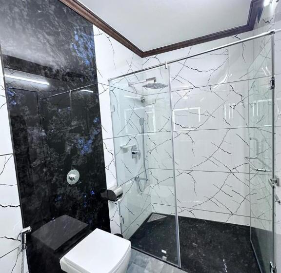 سوییت جونیور, Beverly Villa