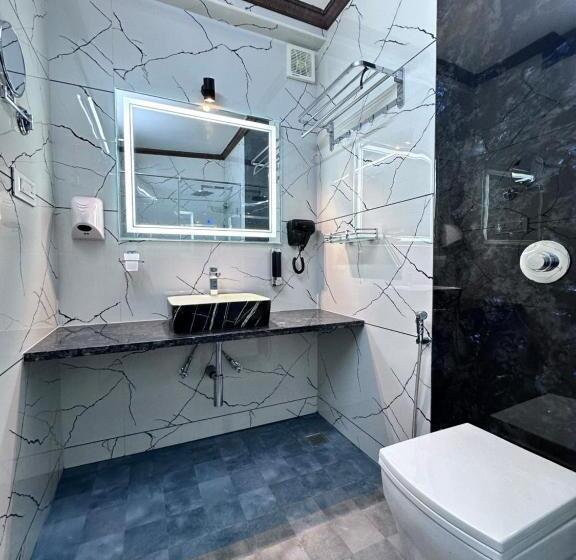 سوییت جونیور, Beverly Villa
