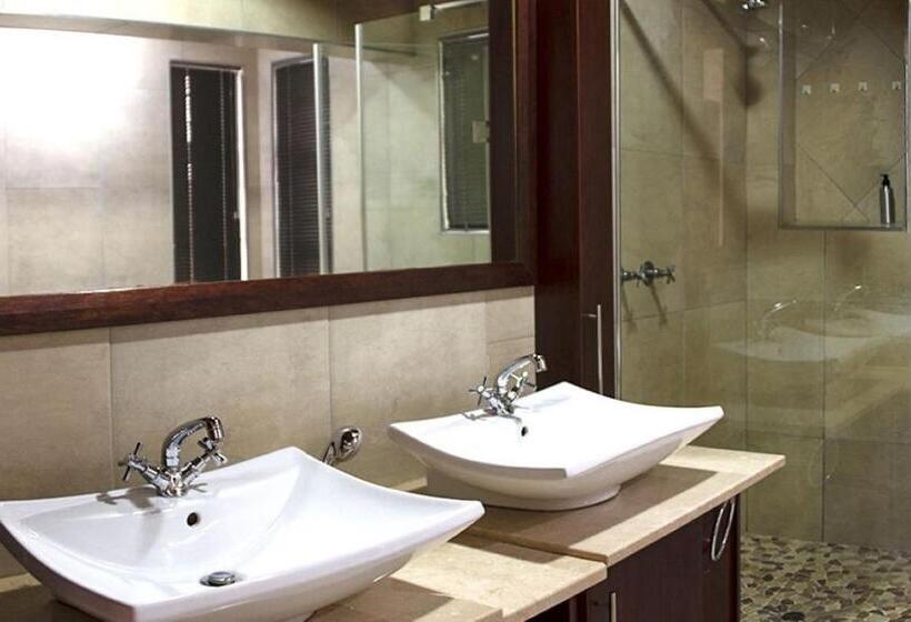 اتاق لوکس با چشم‌انداز استخر, Kroon Manor