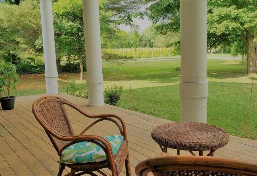 Люкс Вид на Бассейн, Auberge Du Vignoble Bromont