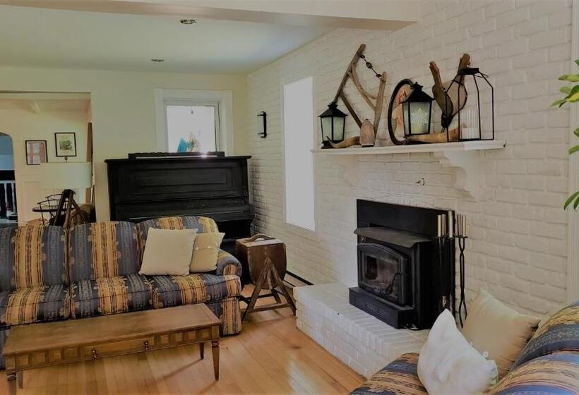 Номер Стандарт Вид на Сад, Auberge Du Vignoble Bromont