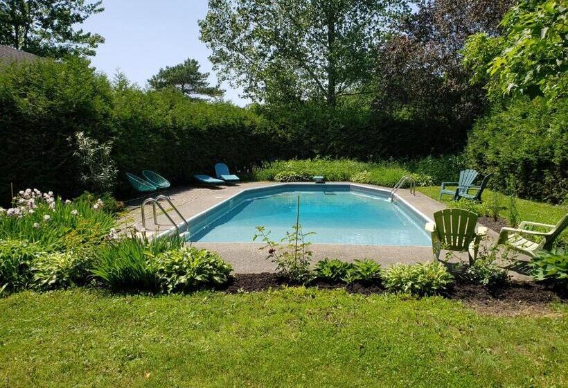 Номер Стандарт Вид на Сад, Auberge Du Vignoble Bromont