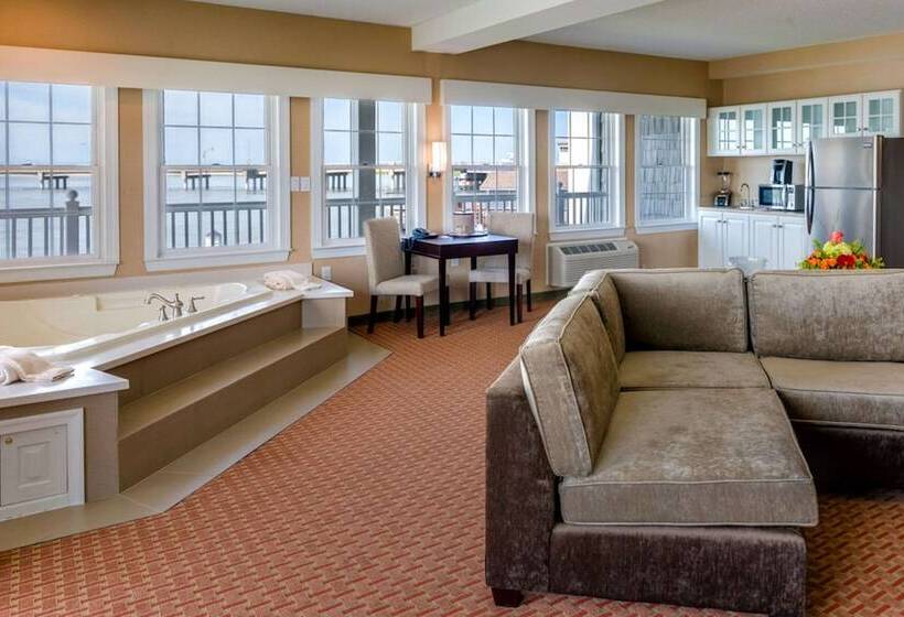 Президентский Люкс, Comfort Suites Chincoteague Island Bayfront Resort
