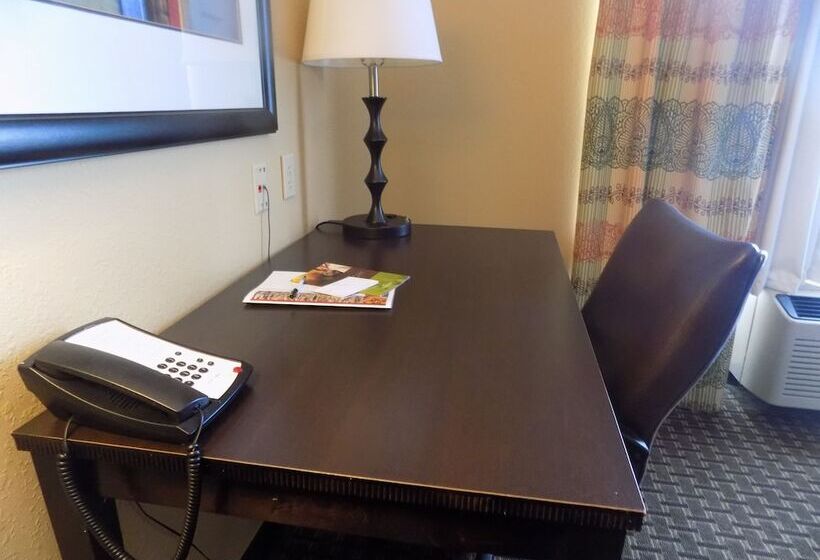 سوئیت با وان آب گرم, Country Inn & Suites By Radisson, Evansville, In