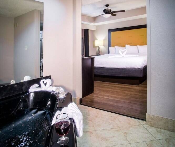 سوئیت با وان آب گرم, Country Inn & Suites By Radisson, Evansville, In
