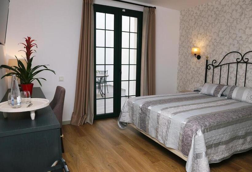 Superior Room with Terrace, Jardi De Pedra