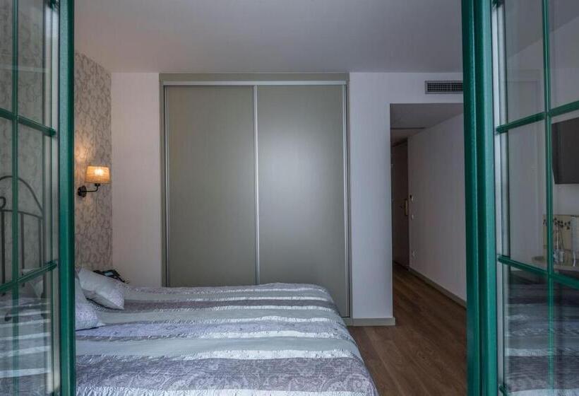 Superior Room with Terrace, Jardi De Pedra