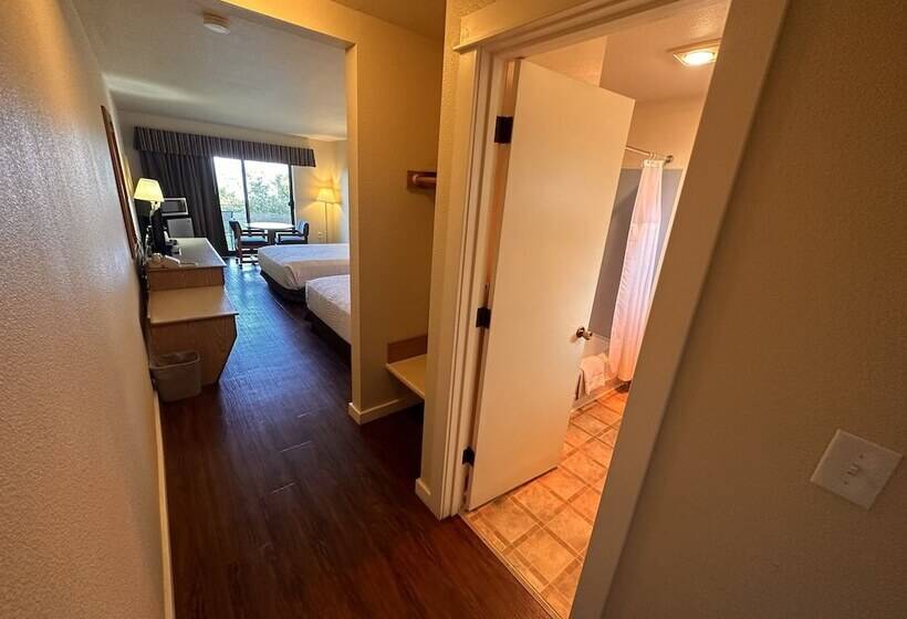 Номер Стандарт 2 Двуспальные Кровати, Astoria Crest Motel