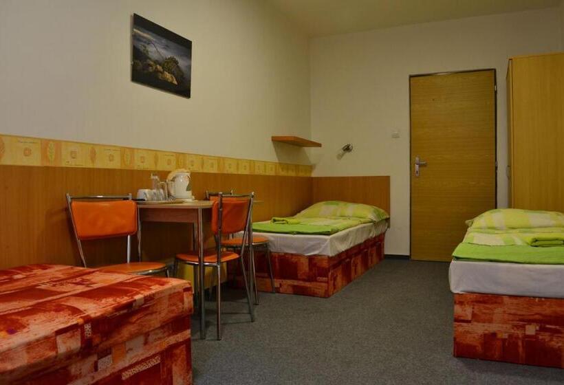 חדר סטנדרט לשלושה, Hostel Děčín Na Skřivánce