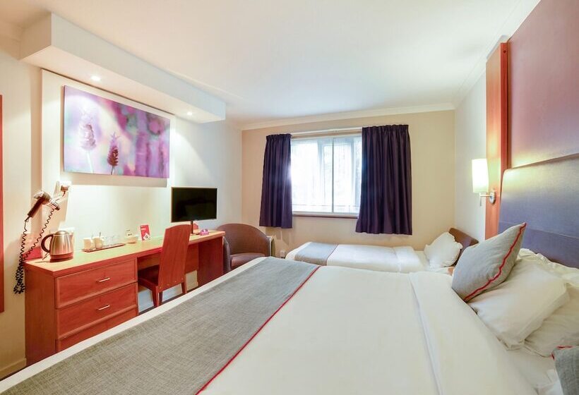 Четырехместный Номер Стандарт, Lakeside Haydock Hotel, St Helens
