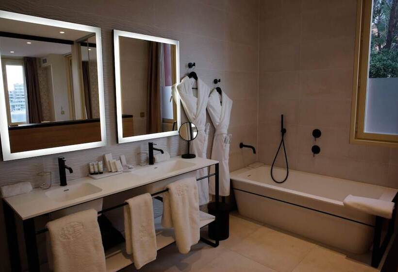 سوییت با چشم‌انداز دریا, Splendid Hôtel & Spa
