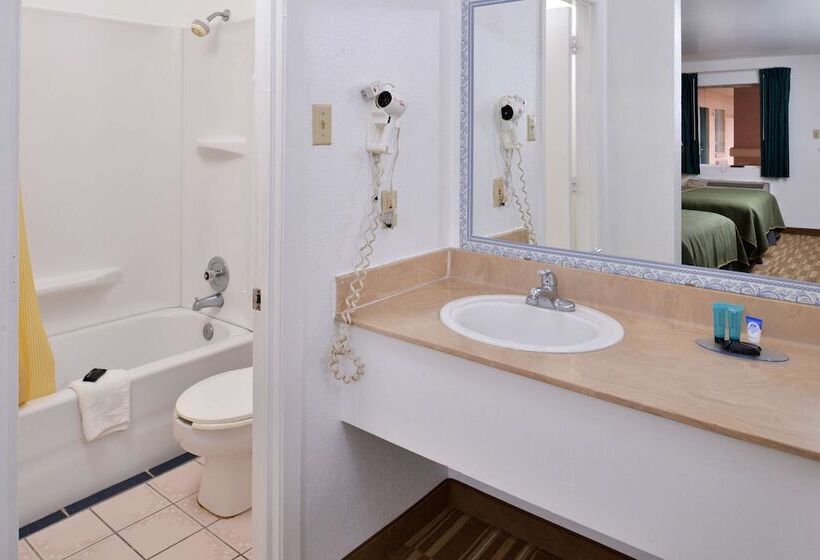 带2个双人床的标准工作室, Americas Best Value Inn Clute